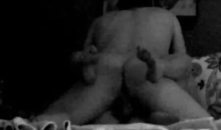 Възбудена блондинка с големи veb porno гърди, Лу Елиса мастурбация в чорапи реколта странно