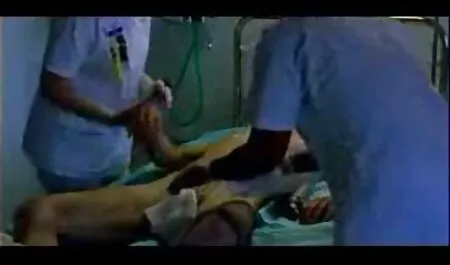 едно момиче в шорти на име telemaster и той секс порно скрита камера седна на един стол.